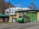 Graz. Triebwagen 566 ist ein ehemaliger Straßenbahnwagen aus Wuppertal. In Wuppertal fuhr diese Garnitur unter der Wagennummer 3813. Als die Wuppertaler Straßenbahn eingestellt wurde, da der Fokus auf dem Ausbau der Schwebebahn lag, wurden einige  Wuppertaler  nach Graz überstellt. In Graz erhielt der Wuppertaler 3813 die Wagennummer 566, die er bis heute trägt. Nachdem das Fahrzeug am 30. Mai 1997 das letzte Mal für die Grazer Verkehrsbetriebe fuhr, wurde das Fahrzeug ins Tramway Museum Graz überstellt, wo es heute abgestellt ist. Am 30.03.2021 wurde das Fahrzeug teilweise neu Lackiert und steht hier vor dem Tramway Museum Graz.
