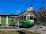 Graz. Triebwagen 566 ist ein ehemaliger Straßenbahnwagen aus Wuppertal. In Wuppertal fuhr diese Garnitur unter der Wagennummer 3813. Als die Wuppertaler Straßenbahn eingestellt wurde, da der Fokus auf dem Ausbau der Schwebebahn lag, wurden einige  Wuppertaler  nach Graz überstellt. In Graz erhielt der Wuppertaler 3813 die Wagennummer 566, die er bis heute trägt. Nachdem das Fahrzeug am 30. Mai 1997 das letzte Mal für die Grazer Verkehrsbetriebe fuhr, wurde das Fahrzeug ins Tramway Museum Graz überstellt, wo es heute abgestellt ist. Am 30.03.2021 wurde das Fahrzeug teilweise neu Lackiert und steht hier vor dem Tramway Museum Graz.