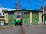 Graz. Triebwagen 566 ist ein ehemaliger Straßenbahnwagen aus Wuppertal. In Wuppertal fuhr diese Garnitur unter der Wagennummer 3813. Als die Wuppertaler Straßenbahn eingestellt wurde, da der Fokus auf dem Ausbau der Schwebebahn lag, wurden einige  Wuppertaler  nach Graz überstellt. In Graz erhielt der Wuppertaler 3813 die Wagennummer 566, die er bis heute trägt. Nachdem das Fahrzeug am 30. Mai 1997 das letzte Mal für die Grazer Verkehrsbetriebe fuhr, wurde das Fahrzeug ins Tramway Museum Graz überstellt, wo es heute abgestellt ist. Am 30.03.2021 wurde das Fahrzeug teilweise neu Lackiert und steht hier vor dem Tramway Museum Graz.