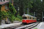 Der historische Tw.83, der sich schon seit einigen Jahren in Obhut der Tiroler Museumsbahnen befindet, wo er bestens gepflegt und erhalten wird, bei einem kurzen Aufenthalt in der Station Tantegert.