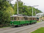 Graz. TW 121 + 60B des Tramway Museum Graz pendelten am 26.07.2020 im Rahmen eines Öffnungstages des Museums zwischen Mariatrost und der Alten Poststraße. Die Oldtimer-Garnitur hat hier soeben das Tramway Museum in Mariatrost erreicht und wird den Museumsgästen zur Schau gestellt.