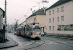 Wien Wiener Stadtwerke-Verkehrsbetriebe / Wiener Linien: Gelenktriebwagen des Typs E1: E1 4528 fuhr in den Jahren 1975 bis 1984 mit Totalwerbung für die Firma Spitz. Das Foto zeigt den E1 4528 auf der SL 60 in der Kaiser-Franz-Josef-Straße in Rodaun. Aufnahmedatum: 2. November 1975. - Neuer Scan eines Diapositivs. Film: Kodak Ektachrome. Kamera: Minolta SRT-101. 