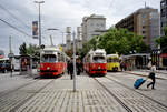 Wien Wiener Stadtwerke-Verkehrsbetriebe / Wiener Linien: Gelenktriebwagen des Typs E1: Motiv: E1 4546 als SL 2 und E1 4847 als SL 1. Ort: Schwedenplatz. Aufnahmedatum: 6. August 2010. - Hersteller der Triebwagen: Bombardier-Rotax (4546) und SGP (4847). Baujahr: 1975. - Neuer Scan eines Farbnegativs. Film: Kodak FB 200-7. Kamera: Leica C2.