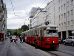 Wien Wiener Stadtwerke-Verkehrsbetriene / Wiener Linien: Gelenktriebwagen des Typs E1: Motiv: E1 4547 + c3 1209 als SL 2. Ort: XVI Ottakring, Thaliastraße / Maroltingergasse. Aufnahmedatum: 5. August 2010. - Hersteller und Baujahre der Straßenbahnfahrzeuge: Bombardier-Rotax, vorm. Lohnerwerke, 1975 (E1 4547); Lohnerwerke 1960 (c3 1209). - Scan eines Farbnegativs. Film: Kodak FB 200. Kamera: Leica C2.