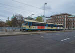 Wagen 113 der Wiener Lokalbahn war am 05.04.2022 auf der Badner Bahn unterwegs und erreicht gerade den Karlsplatz.