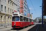 E2 4304 + c5 1504 in der Schöpfleuthnergasse beim Befahren der Häuserblockschleife Floridsdorf S/U-Bahn.