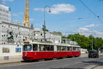 Wien    Wiener Linien E2 4009 + 1409 als Linie 1 beim Parlament welches aktuell im Umbau befindet, 01.06.2021.