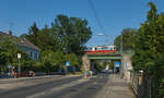 Am 29.06.2021 war ein E2-c5-Zug der Wiener Linien, bestehend aus E2 4050 und Beiwagen 1450 auf dem Weg nach Rodaun. Kurz vor der Haltestelle Breitenfurter Straße wird die gleichnamige Straße auf einer Brücke überquert.