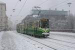 SGP GT8NF Nr. 608 auf der Linie 1 von Eggenberg/LKH nach Mariatrost (eigentlich nur Hilmteich wegen Bauarbeiten) auf der Erzherzog-Johann-Brücke mit dem Kunsthaus im Hintergrund am 20.2.2026.