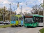 Graz. Die Strecke Zentralfriedhof – Brauquartier ist eine der einzigen eingleisigen Strecken der Straßenbahn Graz. Diese soll in wenigen Jahren zweigleisig ausgebaut werden. Am 20.04.2021 und 21.04.2021 fanden Vorbereitungsarbeiten statt, dazu wendete die Linie 5 im Zeitraum von 8:30 Uhr bis 17:30 Uhr in der Schleife Zentralfriedhof, die normalerweise nur von Bussen bedient wird.
Am 20.04.2021 konnte ich TW 604 und Wagen 167 der Graz Linien bei einer Begegnung kurz vor der Haltestelle Zentralfriedhof ablichten.