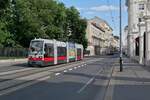 Ein ULF A1 mit der Nummer 61 auf der Linie 9, Schottentor - Hohe Warte, am 28.05.2022 in der Währinger Straße