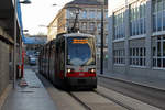 Wien Wiener Linien SL 6 (B1 748) XI, Simmering, Geiereckstraße am 30. November 2019. - Der ULF B1 748 hat eben die neue Endhaltestelle in der Geiereckstraße erreicht. Hier endet der 6er nach der Inbetriebnahme der neuen SL 11 (Otto-Probst-Platz - Kaiserebersdorf, Zinnergasse). - Das ist eine merkwürdge Veranstaltung, für die Fahrgäste wäre es viel besser gewesen, den 6er bis zur alten Endstation in der Grillgasse fahren zu lassen.