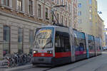 Siemens ULF Tram 120, fährt zur Haltestelle Hetzgasse. Die Aufnahme stammt vom 30.08.2022.
