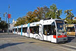 Siemens ULF Tram 758, fährt zur Haltestelle beim Parlament.