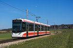 Mal was neues von der Traunseebahn, seit 12.03.2016 verkehren die neuen Vossloh Tramlink zwischen Gmunden Klosterplatz - Vorchdorf und haben großteils die IVB Flexity abgelöst, aufgrund vom Umfall ovn 123 bleibt IVB Flexity wohl bis Ende April in Vorchdorf um den dritten Kurs in der Früh bzw. als Reseve zu dienen. 

Vossloh Tramlink V3 122 als R 121 nach Gmunden Klosterplatz, Neuhub, 18.03.2016. 
