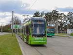 Graz. Die Strecke Zentralfriedhof – Brauquartier ist eine der einzigen eingleisigen Strecken der Straßenbahn Graz. Diese soll in wenigen Jahren zweigleisig ausgebaut werden. Am 20.04.2021 und 21.04.2021 fanden Vorbereitungsarbeiten statt, dazu wendete die Linie 5 im Zeitraum von 8:30 Uhr bis 17:30 Uhr in der Schleife Zentralfriedhof, die normalerweise nur von Bussen bedient wird.
Am 20.04.2021 konnte ich Variobahn 227 der Graz Linien in der Schleife Zentralfriedhof ablichten beim Abwarten der Stehzeit.