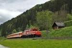Auf Höhe des ehemaligen Einfahrvorsignal von Frauenberg an der Enns fährt am 18.5.2023 der "Südbahn-Express" des Verein der Eisenbahnfreunde Lienz mit der 1020.18 von Hieflau kommend in