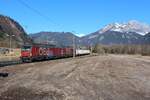 Die 1293 021 und 1293 063 bringen am 6.3.2025 gemeinsam einen Ganzzug bestehend aus nur weißen "Eanos" von Tarvisio Boscoverde kommend nach Linz Stahlwerke hier im Bahnhof Frauenberg an der Enns.