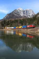 Der  Gartnerzug  von Trieste Campo Marzio nach Lambach bespannt mit der 1293 063 fährt am 11.3.2025 dem 2224m hohen Großen Buchstein bei Gstatterboden flußabwärts seinem Ziel entgegen.