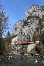 Von Eisenerz kommend fahren am 11.3.2025 die 1293 098 und die 1116 102 mit einem Erzzug Richtung Leoben Donawitz über die imposante Gesäuse Eingang Brücke mit dem 1222m hohen