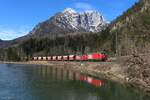 Vor dem 2224m hohen Großen Buchstein fahren am 11.3.2025 die 1293 106 und die 1293 028 mit einem leeren Erzzug von Selzthal nach Eisenerz hier kurz hinter Gstatterboden.