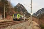 Am 21.3.2025 beschleunigt die 1016 036 mit dem D1014  Gesäuse  von Wien Hbf nach Bischofshofen aus dem Bahnhof Gstatterboden.
Der markante Berg im Hintergrund ist der für den Ort namensgebende 1390m hohe Gstatterstein.