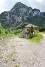 Der aufgelassene Bahnhof Ges�useeingang bei Km 119,4 der Rudolfbahn mit Blickrichtung Westen,Mai 2013