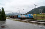 193 250 "VOESTALPINE" durchfährt mit einem Güterzug nach Linz den Bahnhof Windischgarsten an der Pyhrnbahn, 08.07.2019.