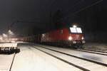 In der Nacht auf den 16.1.2025 bringt die 1293 185 einen leeren Ganzzug bestehend aus  Eanos  Wagen von Linz Stahlwerke nach Jesenice und wartet in Hinterstoder bei starkem Schneefall eine Zugkreuzung