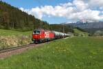 Vor dem Panorama des Sengsengebirge bei Spital am Pyhrn fährt die 1293 100 am 29.4.2025 mit einem Kesselwagenganzzug von Salzburg Gnigl kommend ihrem Ziel Villach Süd Gvbf entgegen.