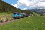 Die 393 001 bringt am 29.4.2025 einen Ganzzug voll beladen mit Neuwagen von Horní Dvořiště nach Tarvisio Boscoverde hier vor dem Sengsengebirge kurz vor Spital am Pyhrn.