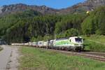 Mit dem umgeleiteten  Stante -Zug von Tarvisio Boscoverde nach Breclav durchfahren am 28.4.2025 die 193 363 und eine weitere 193 den Bahnhof Klaus an der Pyhrnbahn.