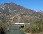 Ein Fahrzeug der Taurusfamilie hat an 28.04.2012 mit einem  Felbermayr-Trafozug den Steyrfluss bei Hinterstoder �berquert.