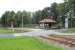 Das Haltestellenh�uschen von Schl�gl bei Km 56,8 der M�hlkreisbahn in Blickrichtung Linz, September 2013