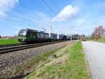 ELL 193 754 ist mit einem Containerzug nächst Kumpfmühl in Richtung Wels unterwegs; 240317