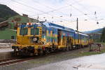 Unimat 09-32/4S Dynamic Stopfmaschine von  Bahnbau Wels GmbH (bbw) ist am Bahnhof Hochfilzen "verschubbereit abgestellt".