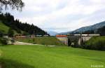 �BB 1144 216-9 + 220-1 vor G�terzug talw�rts Richtung W�rgl, Salzburg-Tiroler-Bahn KBS 201 Saalfelden - Innsbruck, fotografiert bei Hopfgarten im Brixental am 19.07.2012
