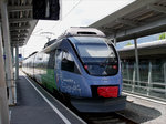 Der TALENT 4024 085 mit Vollwerbung "TIROL 2050 energieautonom" steht abfahrbereit als REX 5224 zum Brenner / Brennero; St.