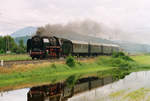 06.06.2004, Aus Anlass des 30. Geburtstages der Östereichischen Gesellschaft für Eisenbahngeschichte (ÖGEG) fanden auf der Strecke der Salzburger Lokalbahn  	Sonderzugfahrten statt. Fotografiert habe ich die 44 661 mit ihrem Zug bei Anthering. Leider ist die Kamera ein bisschen zu hoch geschwenkt. 