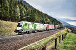 1016 023-4 "Green Points" und 1293 023-8 fahren mit einem gemischten Güterzug, bei Penk, die Tauernbahn-Südrampe hinauf.