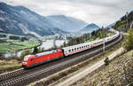 101 074-3 fährt mit dem EC 115 "Wörthersee" (Münster (Westf) Hbf - Klagenfurt Hbf), bei Mühldorf, die Tauernbahn-Südrampe hinunter.
