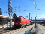 1116 003-3 "RailCargoHungaria", durchfährt mit einem Schotterzug den Bhf.