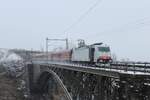 Der DRV13189 "Schnee-Express" von Deutschland kommend bespannt mit der 186 443 überquert am 24.1.2015 die denkmalgeschütze Angertalbrücke im gleichnamigen Bahnhof.