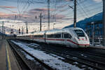 Seit dem Fahrplanwechsel im Dezember 2025 ist Graz mit drei täglichen Verbindungen an das ICE-Netz angebunden. Da die neue Strecke von Deutschland in die Steiermark über die Tauern- und Koralmbahn führt, profitiert auch Kärnten von zusätzlichen Verbindungen von und nach Deutschland.

Hier zu sehen ist DB 412 234, welcher soeben den Bahnhof Pusarnitz an der Tauernbahn durchfährt. In Kürze wird er seinen nächsten planmäßigen Halt Spittal-Millstättersee erreichen.

Zug: ICE 117  Chiemgau 
Laufweg: Darmstadt Hbf ➤ Heidelberg Hbf ➤ Stuttgart Hbf ➤ München Hbf ➤ Salzburg Hbf ➤ Villach Hbf ➤ Klagenfurt Hbf ➤ Graz Hbf