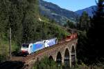 Railpool 186 102-0, vermietet an Lokomotion und Lokomotion 189 917 ziehen am 28.08.12 einen Schrottzug �ber das Hundsdorfer Viadukt bei Bad Hofgastein.
