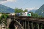 1216 960 der Steiermarkbahn und 183 500 MGW Services mit Knickkesselwagenzug am 13.07.2013 auf der Angertalbr�cke.