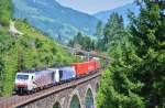 Der TEC 41853 mit RTC 189 904 & Lomo 189 914 schl�ngelt sich mit dem EKOL Klv auf dem Hundsdorfer Viadukt den Tauern hoch (13.07.2013)  