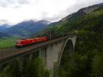 Zwei 1116 bespannen am 3.5.2015 einen Güterzug auf der Pfaffenberg-Zwenberg-Brücke.