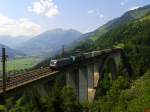 Eine 185 von RAILPOOL und noch eine 185 von TXL mit dem Ekol-Zug (Köln - Trieste) am 5.7.2015 auf der Pfaffenberg-Zwenberg-Brücke.