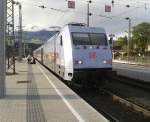 101 016-4 "Mit DERTOUR nach Wien" mit EC 115 (Münster (Westf) Hbf - Klagenfurt Hbf) am 22.4 2014 beim Halt in Spittal-Millstättersee.